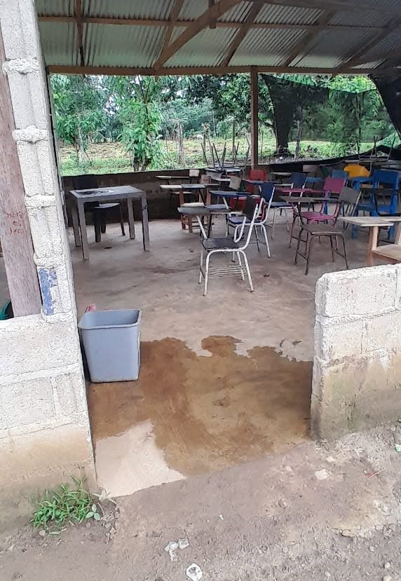 fecode's tweet photo. Así son las escuelas reales de Colombia. Mientras difunden estigmatización contra los y las docentes, nosotros seguimos cumpliéndole a la educación en espacios como estos. 
Esta es la Institución Educativa La Ventura, en Tiquisio, Bolívar. Las y los estudiantes reciben sus clases aquí, no se ve biblioteca y así luce el restaurante escolar. Al ser un espacio abierto, entran animales que hacen sus necesidades en los alrededores. 
La comunidad educativa viene en una lucha por garantías: "Nuestros niños tienen derecho a aulas seguras, limpias y adecuadas, no a espacios improvisados que afectan su aprendizaje y su dignidad".
Y sí, durante los últimos cuatro años hubo mejoras en la infraestructura educativa, pero antes de ello fueron décadas de abandono. 
https://t.co/6vEMQ4iC15