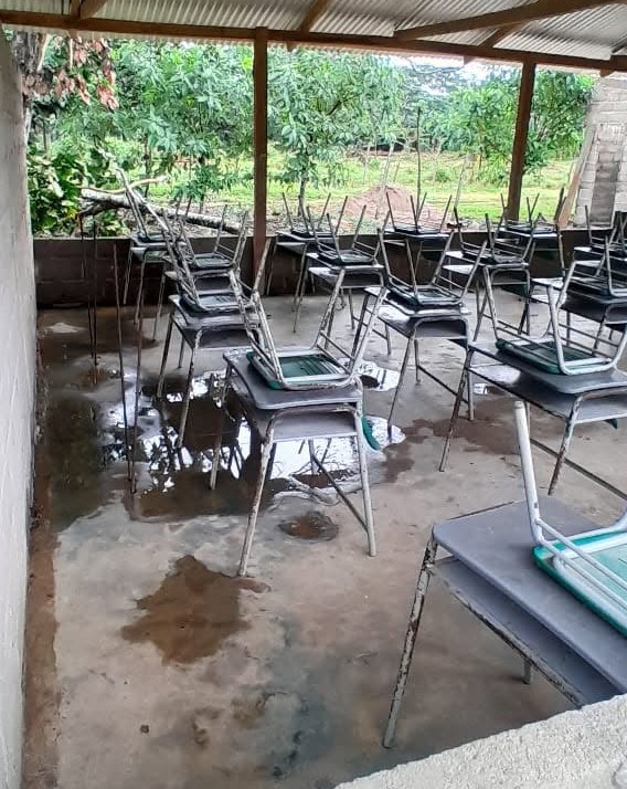 fecode's tweet photo. Así son las escuelas reales de Colombia. Mientras difunden estigmatización contra los y las docentes, nosotros seguimos cumpliéndole a la educación en espacios como estos. 
Esta es la Institución Educativa La Ventura, en Tiquisio, Bolívar. Las y los estudiantes reciben sus clases aquí, no se ve biblioteca y así luce el restaurante escolar. Al ser un espacio abierto, entran animales que hacen sus necesidades en los alrededores. 
La comunidad educativa viene en una lucha por garantías: "Nuestros niños tienen derecho a aulas seguras, limpias y adecuadas, no a espacios improvisados que afectan su aprendizaje y su dignidad".
Y sí, durante los últimos cuatro años hubo mejoras en la infraestructura educativa, pero antes de ello fueron décadas de abandono. 
https://t.co/6vEMQ4iC15