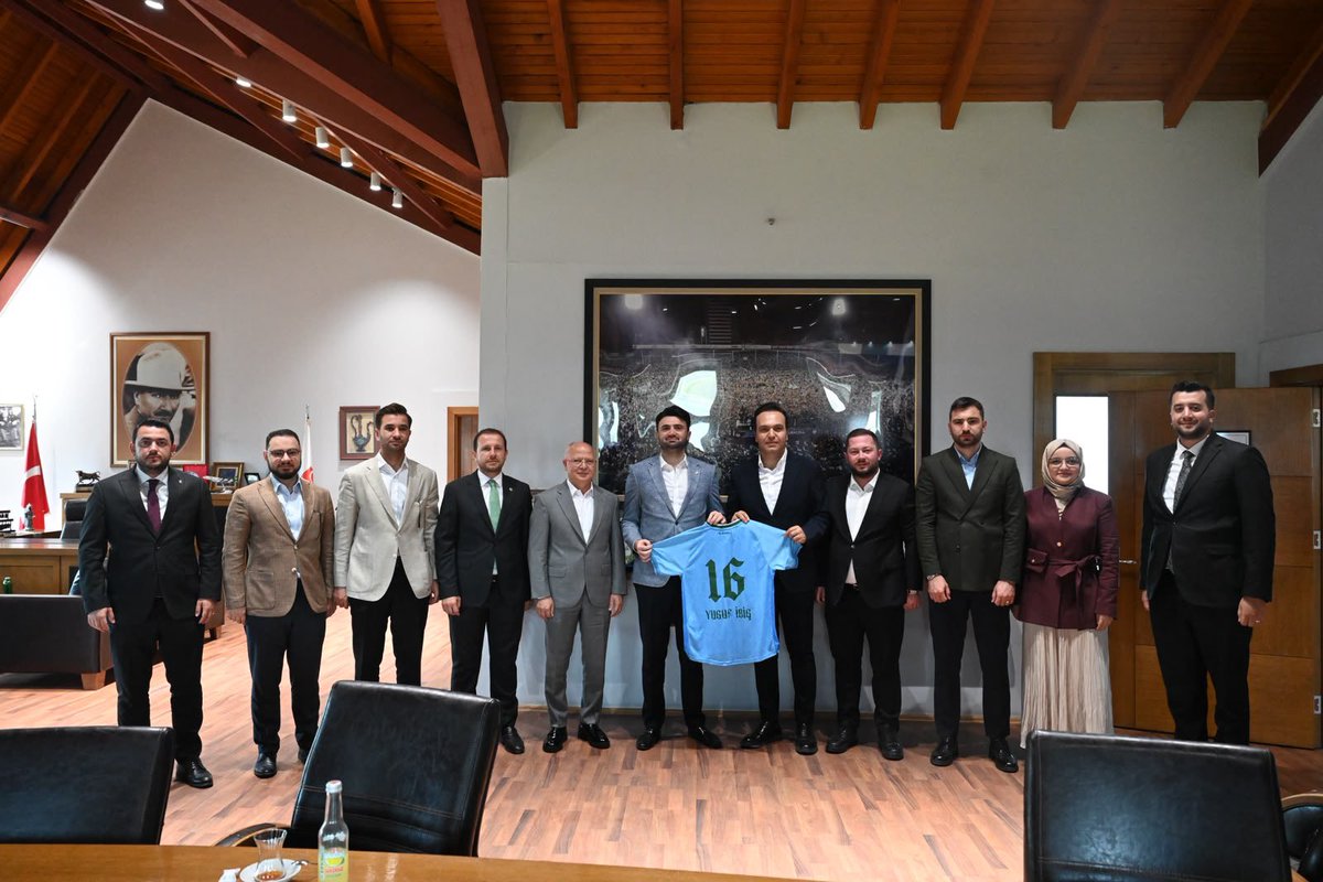 davutgurkan's tweet photo. Bursaspor, Bursa’nın gençleriyle yaşayan bir sevda…💚🤍

Bursamızda ağırladığımız Genel Merkez Gençlik Kolları Başkanımız Sayın Yusuf İbiş ile birlikte Bursaspor Başkanımız Sayın Enes Çelik ve Yönetimini ziyaret ettik.

Bu kıymetli ziyaretleri ve gençlerimizin yeşil-beyaz sevdasına verdikleri destek için Genel Merkez Gençlik Kolları Başkanımız Sayın Yusuf İbiş’e teşekkür ediyorum.

@avyusufibis 
@ahmetkilic16 
@furkanakiin 
@BursasporSk 
@EnsCelik16