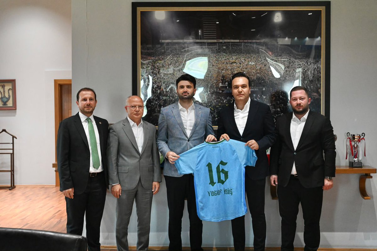 davutgurkan's tweet photo. Bursaspor, Bursa’nın gençleriyle yaşayan bir sevda…💚🤍

Bursamızda ağırladığımız Genel Merkez Gençlik Kolları Başkanımız Sayın Yusuf İbiş ile birlikte Bursaspor Başkanımız Sayın Enes Çelik ve Yönetimini ziyaret ettik.

Bu kıymetli ziyaretleri ve gençlerimizin yeşil-beyaz sevdasına verdikleri destek için Genel Merkez Gençlik Kolları Başkanımız Sayın Yusuf İbiş’e teşekkür ediyorum.

@avyusufibis 
@ahmetkilic16 
@furkanakiin 
@BursasporSk 
@EnsCelik16