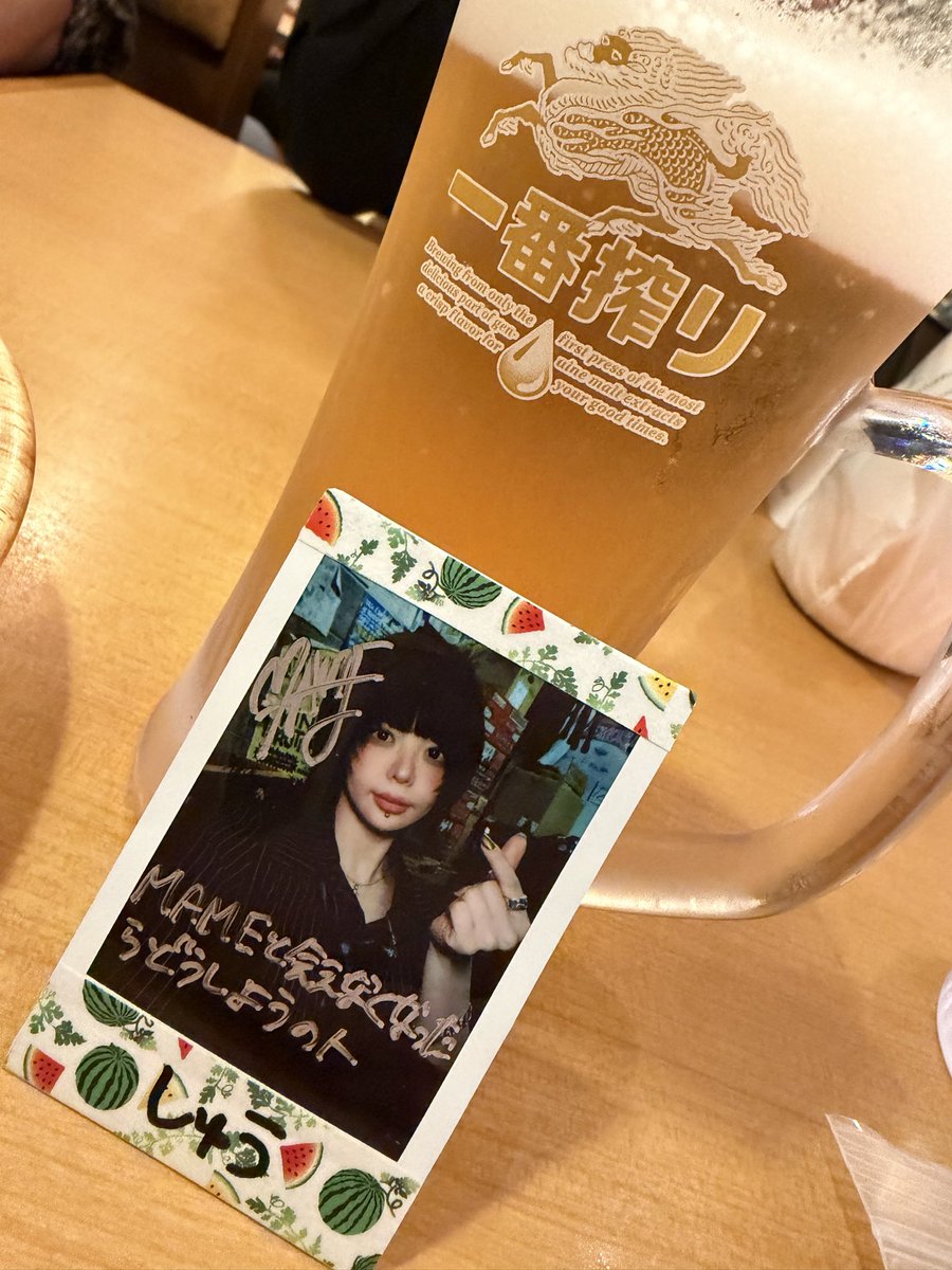 shu_sisi0's tweet photo. #MARKETSHOPSTORE Presents
Last Tour『Mudboat』
6日目 9/13(日)
渋谷チェルシーホテル
ついにきてしまった10周年当日ラストライブ。
当日の朝までいろいろ準備にかかってあんまり考える時間がないようにしていました。
当日になったらどんな気持ちになるかなって思ってたけど開場していつものみんなも久しぶりに会えたみんなもいるパンパンの懐かしいチェルホのフロアでどんなライブになるんだろうって気持ちの方が強くて嬉しかった。
そして始まったあの子達のライブは最初から最後までMARKET SHOP STOREらしいカッコいいステージと一緒になって遊ぶフロアが本当にただただ楽しくてこれで最後ってマジで思えなかった。
そして間違いなく最高のライブを最後にやってたって心からそう思うステージでした。
俺がMARKET SHOP STOREに出会って6年9ヶ月そこからほぼ全部のライブに行く事ができていろんな事あったなって楽しい思い出をたくさん!そして最高に楽しい6年9ヶ月本当に本当に本当にありがとうございました!!
ちーば!NANO!KASUMI!MAME!
10年おめでとう!そして心からありがとうございました!!
またね😊
#MSS
#マケショ
#MAMEが世界で1番好きな人
#MAMEと過ごす最後の夏