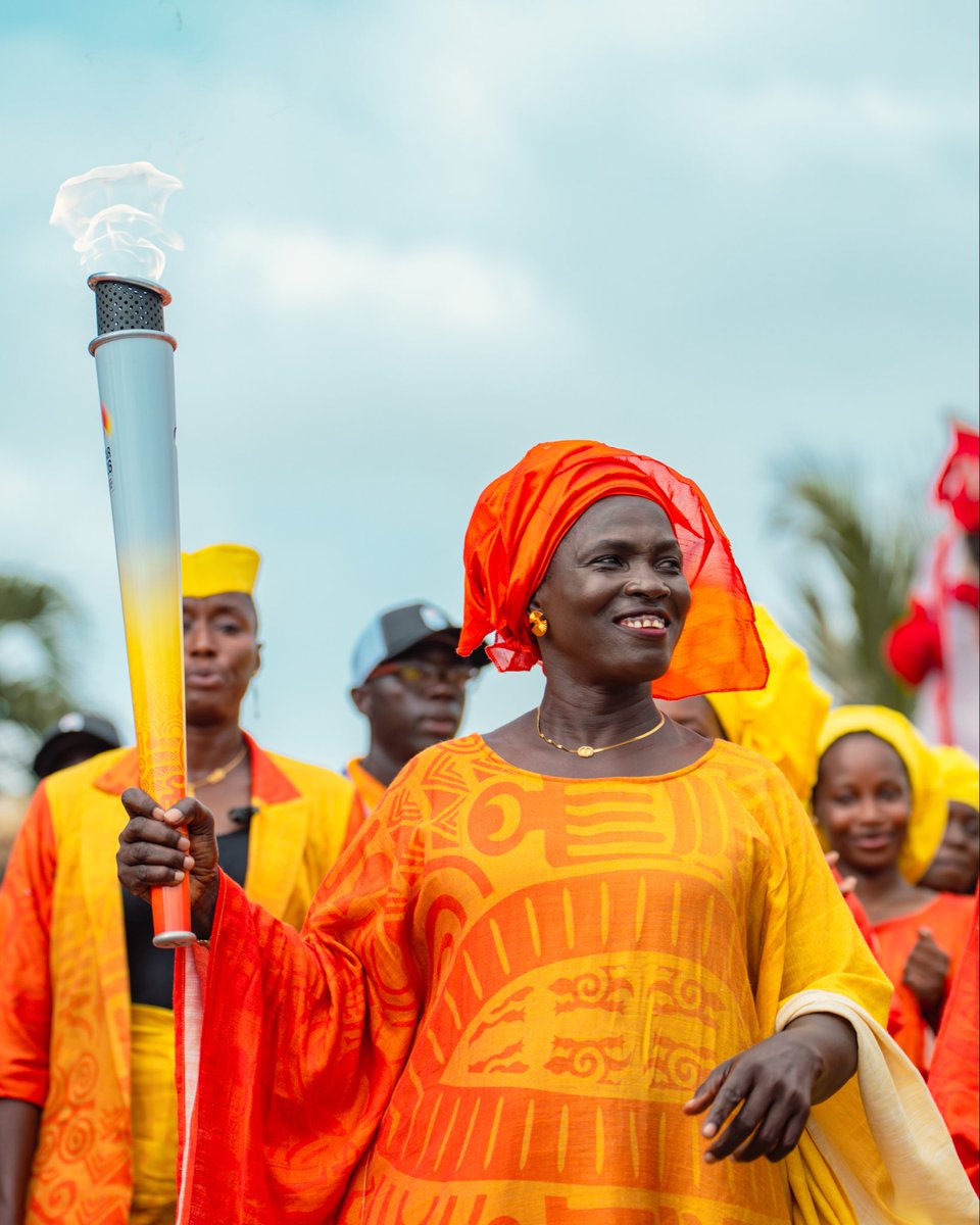 jojdakar2026's tweet photo. 🔥 Une flamme, deux générations. 🤝

À travers la marche des Linguères, 100 femmes sénégalaises de générations et d’horizons différents se sont réunies pour accueillir la flamme des JOJ Dakar 2026 et porter un symbole fort: celui de la transmission.

Des femmes d’hier à celles de demain, la flamme se transmet et l’histoire continue. 🇸🇳

#Dakar2026 #PassTheEnergy