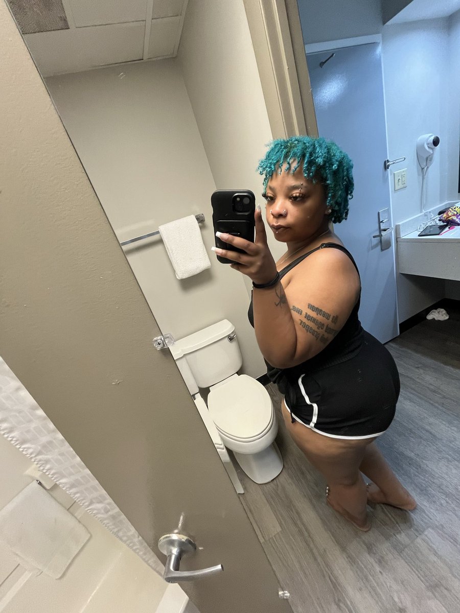 Pytblkebony's tweet photo. This bitch right here have you bussin nuts all night thick yella bitch🙌😏good lawd!!!!!!!! #ebonypyt #lightskinpyt #blackporn #blackpyt  add me on tele for full videos and lowslap groupchat is 20$ https://t.co/ozdAINbktd