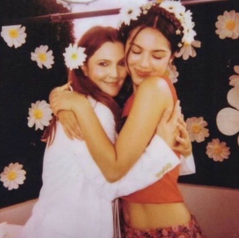 infolivies's tweet photo. Drew Barrymore para Olivia Rodrigo:

“Às vezes, nesse mundo, eu me sinto meio deslocada.”

Olivia: “Eu também.”

Drew: “Sua música faz eu sentir que tudo bem me sentir assim e que existe um antídoto para isso.” https://t.co/jgWcc8pMiR