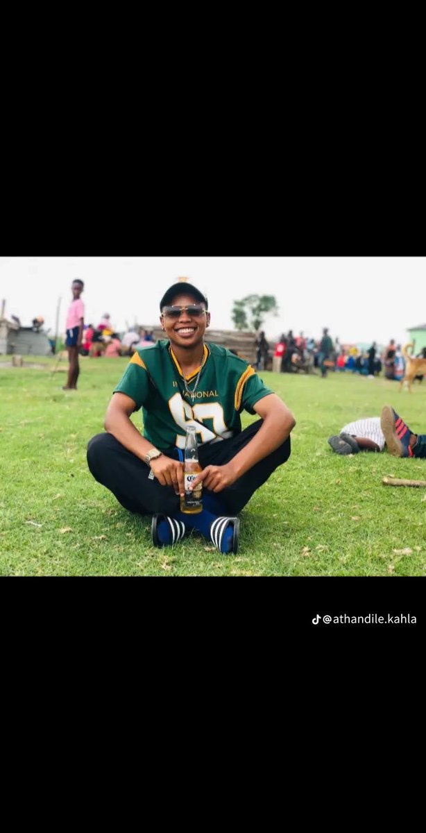 Embergrat's tweet photo. This is Lihle Kahla ,she has been missing since last year September. We are now approaching 1 year since she went missing and nothing has been done about it by the police , it is truly shattering to see women being targeted and yet perpetrators are on the loose 
#sapsKZN 
#SAPS https://t.co/rVW6vN9H5d
