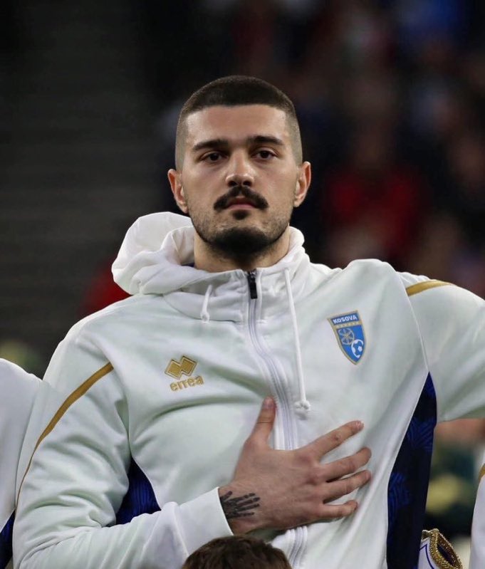 kosovarfootball's tweet photo. 🚨ARIJANET MURIÇ ACCEPTS KOSOVA’S CALL-UP! 🧤

His father denies reports of a boycott, confirming Muric is happy with Kosova.

The Sassuolo goalkeeper will be available for all four Nations League matches. 🇽🇰💙 https://t.co/58EF5WNziI