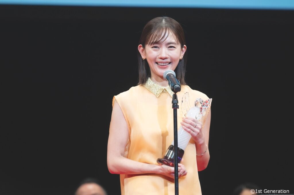 cheesefilm_toda's tweet photo. SNSのタイムラインが、ゆりさんへの愛情でいっぱいで、流石、ゆりさんだなと、胸がいっぱいです。

こんな僕にまで、沢山の方々から連絡が届いていますよ。凄いですね、本当に。

SNSに書くのは、あまり得意ではありませんが、沢山の人が、中村ゆりさんのことを感じる夜になって欲しいから。少しだけ感謝を書かせてください。
本当に素晴らしく美しいお人柄でした。

初めてお会いした日、カウンターでビールをご馳走してくださったこと。
笑顔で『気にしないで、楽しく一緒に飲もう』と声を掛けてくださったこと。
芸能人の方ってこんなに柔らかくて優しいんだ。
と、関西から出てきたばかりの僕は驚いたのを思い出します。

その後、連絡したらお忙しいのに『市子』の舞台を観に来てくださり、優しいお言葉をかけてくださったこと。
映画化を喜んでくださり、快く、川辺なつみ役を受け取ってくださったこと。
そして、高崎映画祭で受賞された時にプレゼンターをさせていただけたこと。
とてもとても大切な思い出です。

今年も春に連絡のやり取りをさせていただいていたのに、何も知らなくて恥ずかしいです。そんな素振りも見せない強さを今更ながらに感じてしまい恥ずかしいです。

全然信じられませんが、いただいた沢山の優しさを胸に、これからも恥じない作品を届けていけるように頑張ります。

ゆりさん、本当に本当に本当に心から感謝しかありません。ありがとうございました。

ずっと忘れません。
安らかにおやすみください。
祈りを込めて。