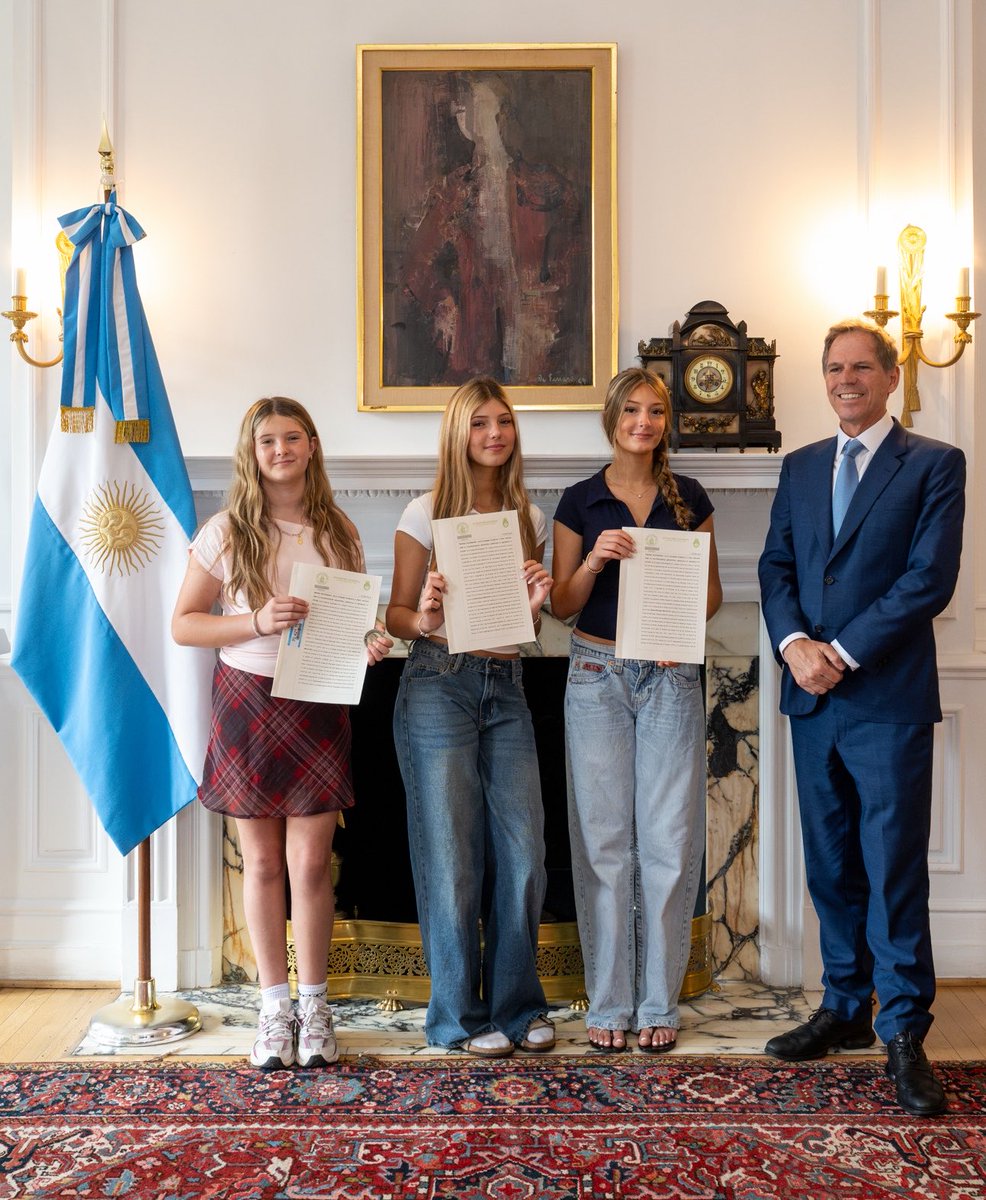 ARGinUSA's tweet photo. 🇦🇷 El Embajador Alejandro Oxenford recibió en la Embajada a la familia Irigoyen, cuyas tres hijas obtuvieron la nacionalidad argentina por opción.

¡Felicitaciones a Amelia Elsa, Miren Elena y Sabina Mercedes! 🇦🇷

Frente al fuerte aumento de la demanda registrado desde 2024, la Sección Consular triplicó su capacidad de procesamiento de opciones de nacionalidad y redujo significativamente los tiempos de espera.

Cada vez más familias argentinas en el exterior quieren que sus hijos también sean argentinos y nos produce una alegría enorme compartir este paso 🫶