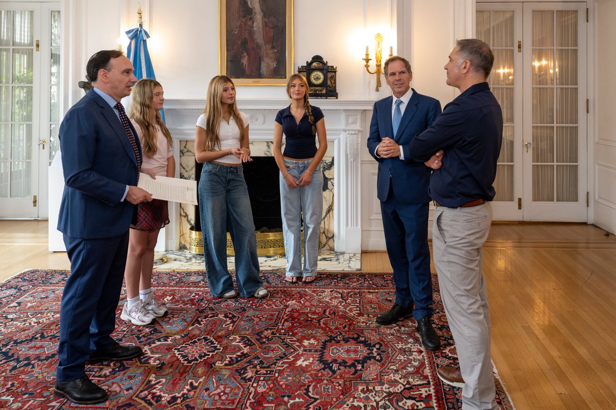 ARGinUSA's tweet photo. 🇦🇷 El Embajador Alejandro Oxenford recibió en la Embajada a la familia Irigoyen, cuyas tres hijas obtuvieron la nacionalidad argentina por opción.

¡Felicitaciones a Amelia Elsa, Miren Elena y Sabina Mercedes! 🇦🇷

Frente al fuerte aumento de la demanda registrado desde 2024, la Sección Consular triplicó su capacidad de procesamiento de opciones de nacionalidad y redujo significativamente los tiempos de espera.

Cada vez más familias argentinas en el exterior quieren que sus hijos también sean argentinos y nos produce una alegría enorme compartir este paso 🫶