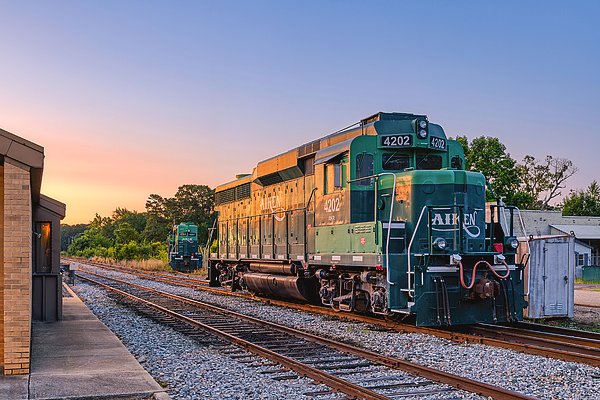 SteveRich_Photo's tweet photo. Aiken 4202 in the early morning light. I loved the way the sunrise illuminated the locomotive and tracks, while Aiken's 4201 waited directly behind it. Some mornings simply make you stop and photograph.
#AikenSC #Railroad #SouthCarolina #Photography
https://t.co/g23qJQQyJK https://t.co/i29e8ViSiL