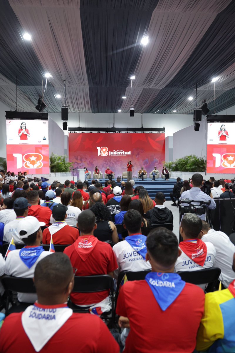 nicmaduroguerra's tweet photo. La juventud venezolana se prepara con firmeza para guiar el futuro de la patria de Bolívar. Son los sueños, metas y proyectos de esta generación los que sostienen su inquebrantable voluntad frente a cualquier desafío. ¡Viva nuestra @JuventudPSUV! https://t.co/yxS2KytTA0