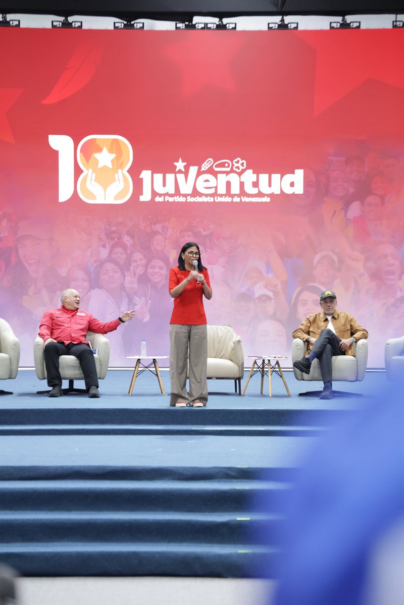 nicmaduroguerra's tweet photo. La juventud venezolana se prepara con firmeza para guiar el futuro de la patria de Bolívar. Son los sueños, metas y proyectos de esta generación los que sostienen su inquebrantable voluntad frente a cualquier desafío. ¡Viva nuestra @JuventudPSUV! https://t.co/yxS2KytTA0