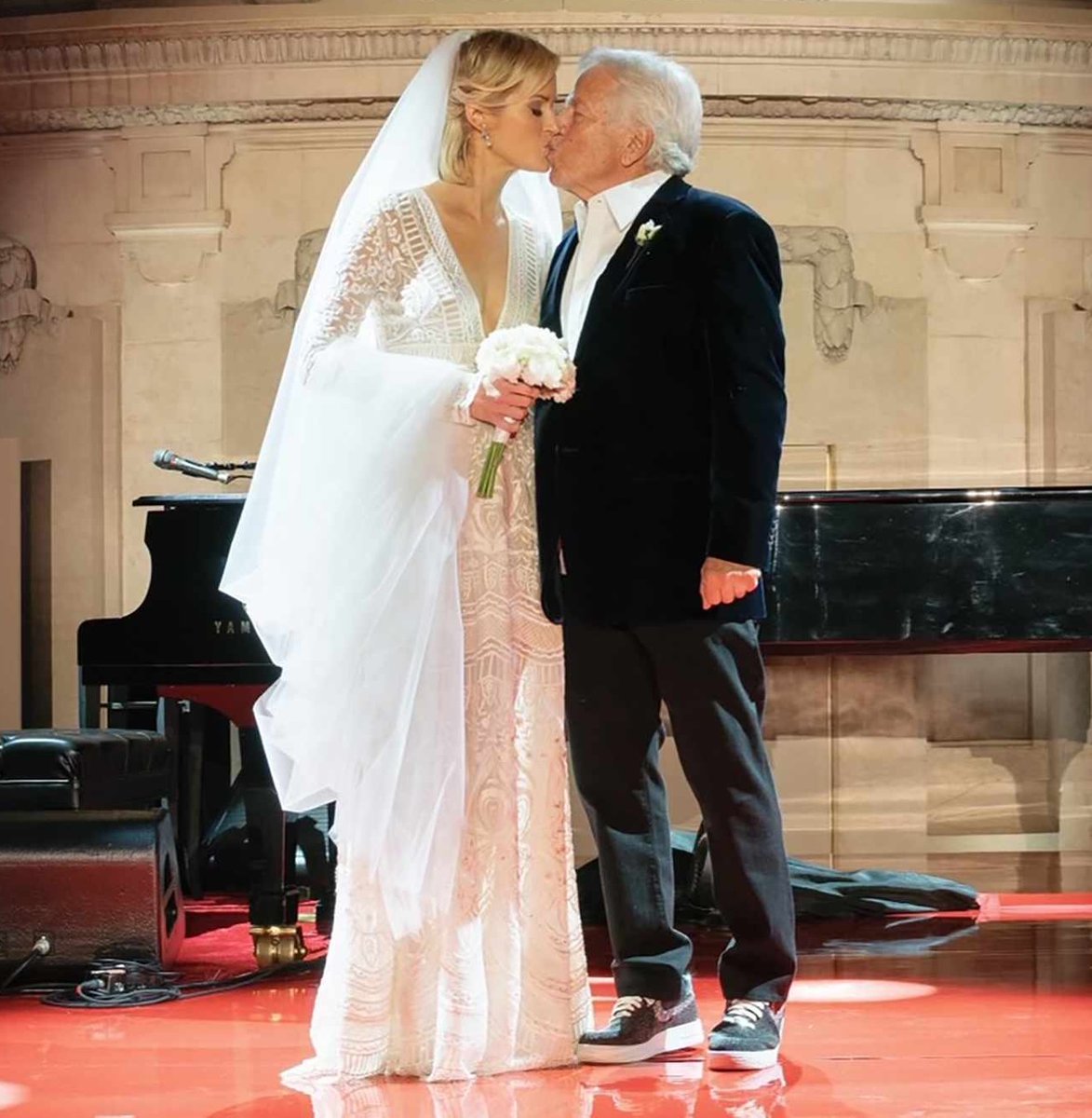 loomdoop's tweet photo. Ed Sheeran performed at Robert Kraft's 2022 wedding, when he married this woman who is 40 years younger and several inches taller than him. https://t.co/ovgT4vZBcE
