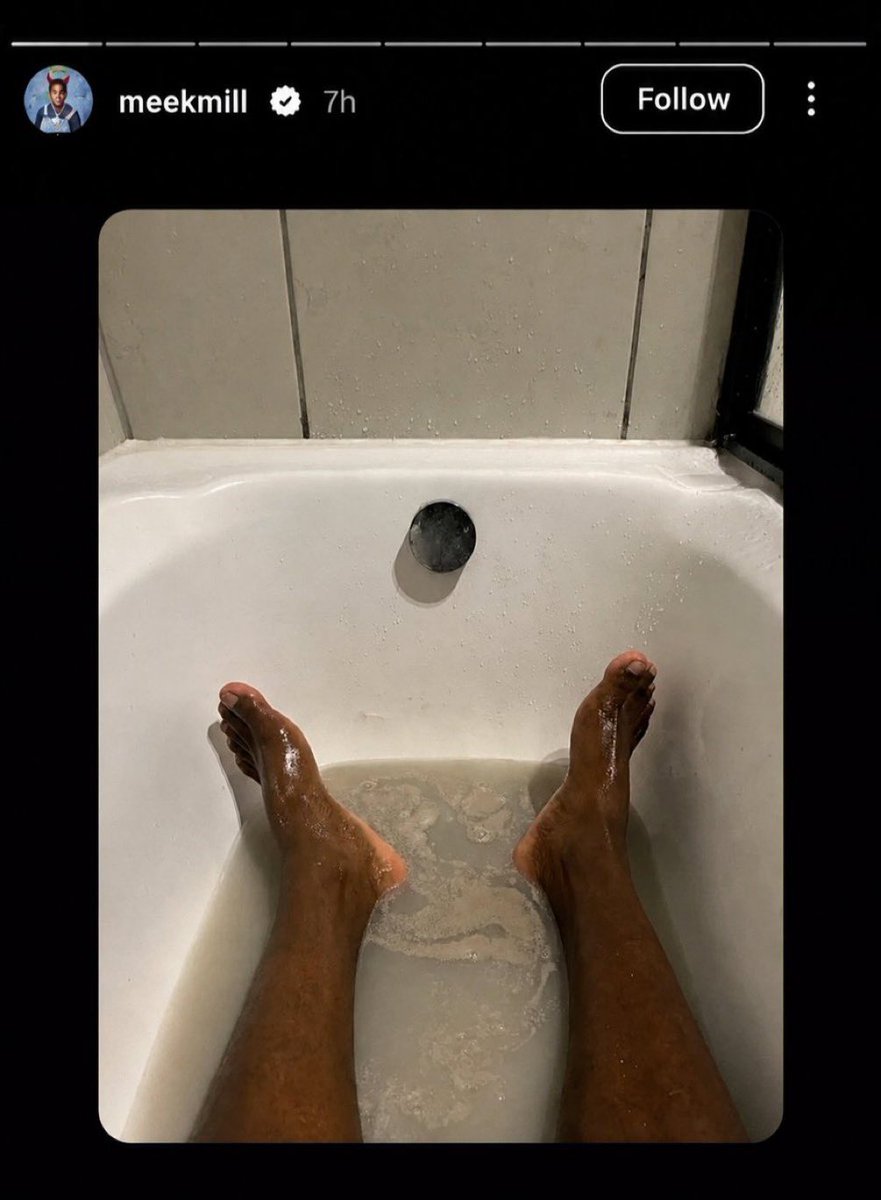 AkademiksTV's tweet photo. Meek mill posting his toes on Instagram 

Does this want to make you stream this faggot music? 😂😂😂 https://t.co/EcR6DfEV4q