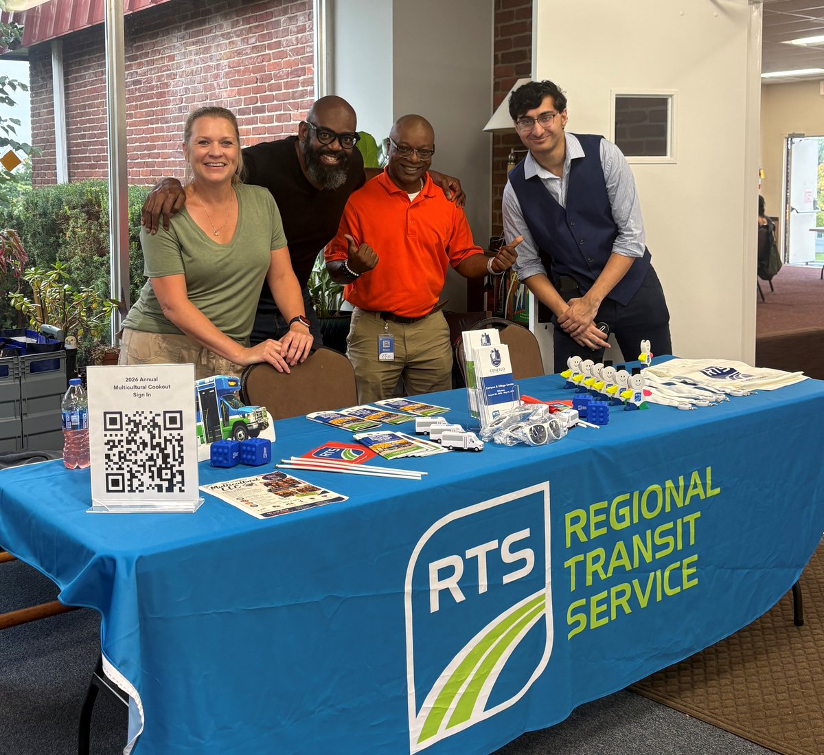 enjoyRTS's tweet photo. Great partnerships keep our communities connected. 🚌

Recently, our RTS Livingston team connected with 150+ students at @SUNYGeneseo, sharing how RTS can help them get where they need to go.

New to RTS? Find routes, schedules &amp; how to ride: https://t.co/2lbAPjflCp https://t.co/SSf75QNQK3