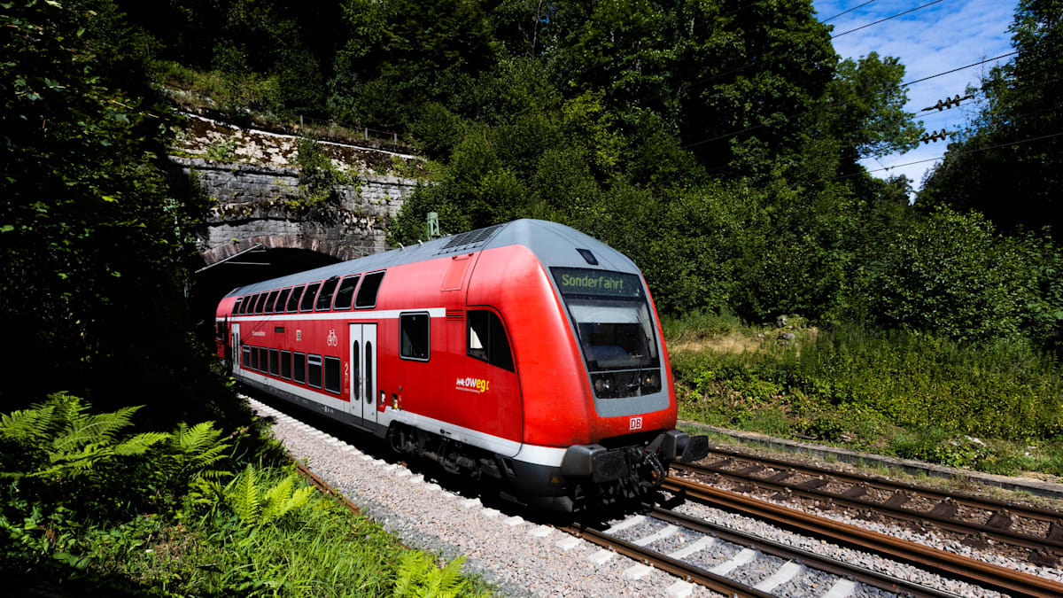 welt's tweet photo. Bier und Kokain – Fahrdienstleiter wird bewusstlos und legt Bahnverkehr lahm https://t.co/Jjw9FwAQ5g https://t.co/6K83aolIab