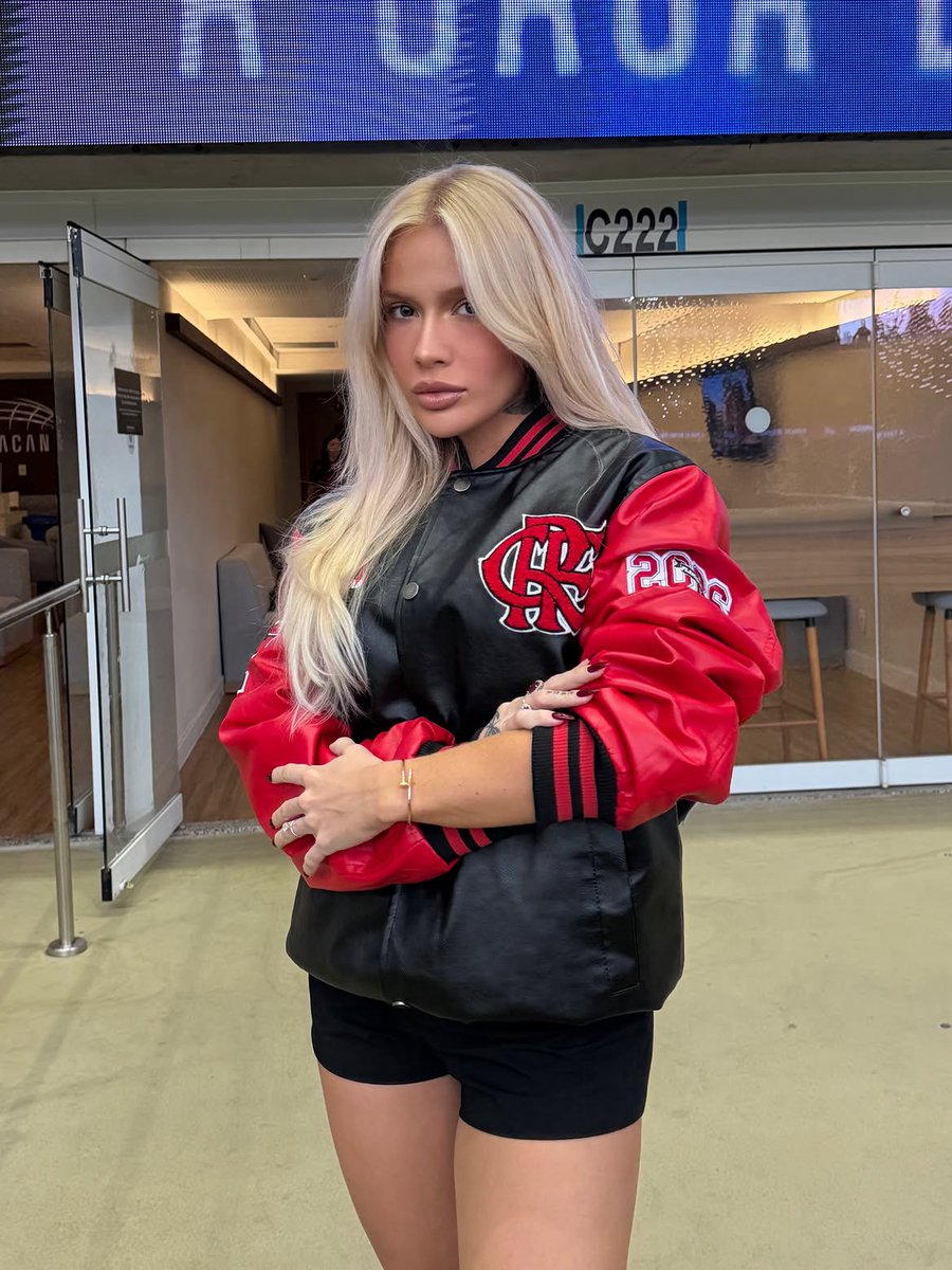 ArrascaTwitta's tweet photo. Karoline Lima Mãe da Cecília e namorada de Léo Pereira está belíssima com essa jaqueta do Flamengo né ? Maravilhosa demais ela e a jaqueta !!! https://t.co/7YwRQV87Qo