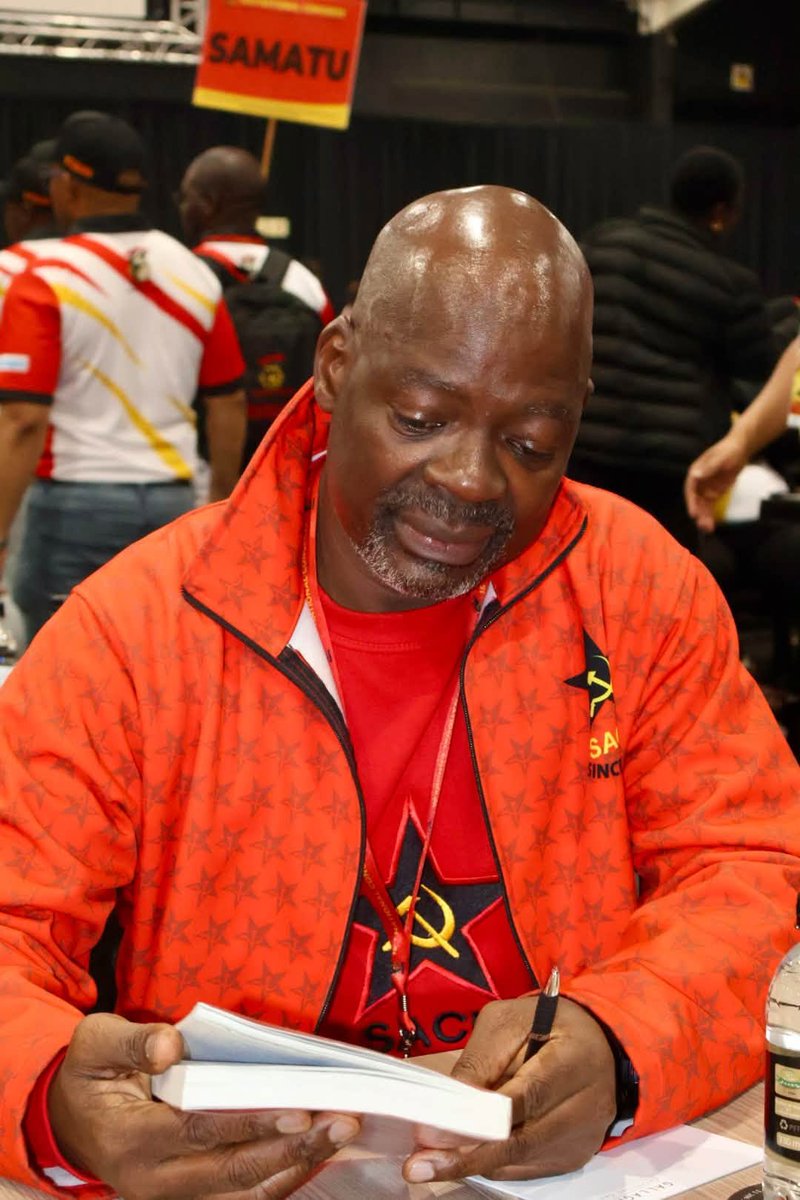 Bonang_Chipa's tweet photo. SG of SACP, @sollymapaila can you advise on the book you're holding in your hand?
Title and Author.....🤔 https://t.co/ryh2TN1w0b