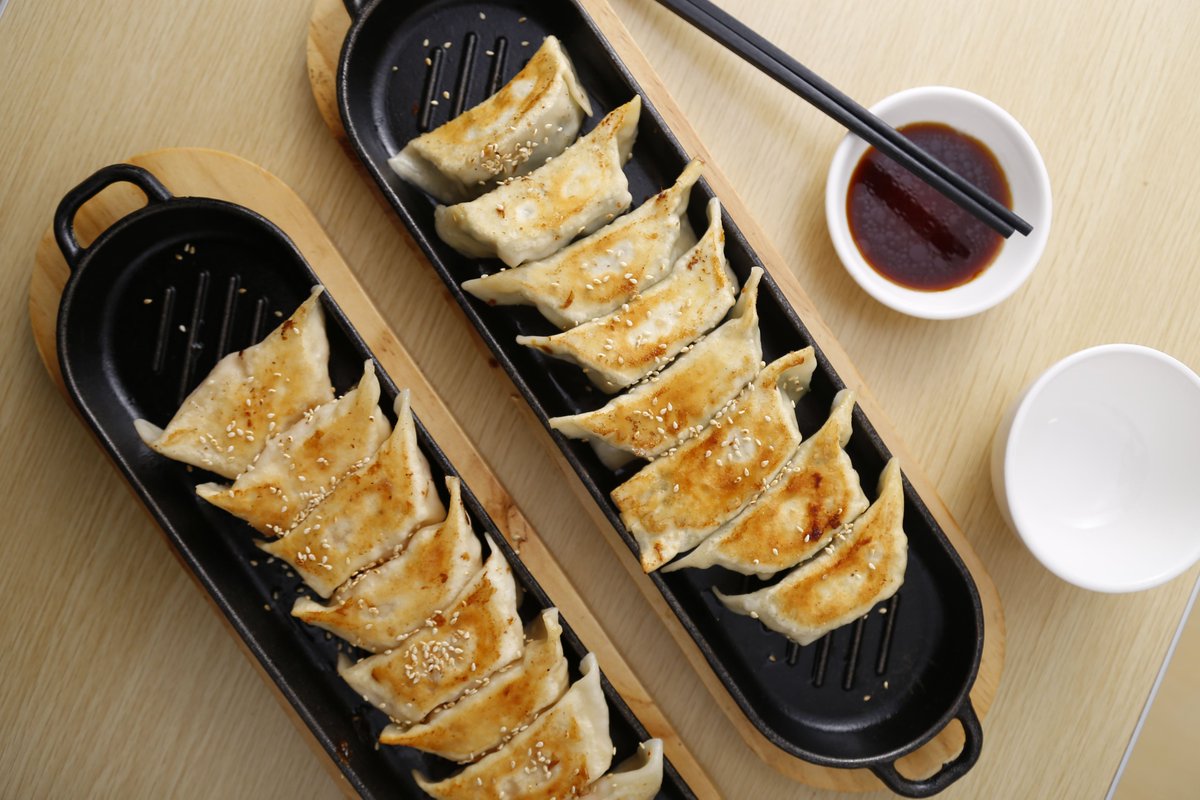TomasHashbvm8's tweet photo. Craving late-night street food  Golden pan-fried pork dumplings with crispy bottoms and savory fillings hit different—street vibes at their best!， https://t.co/ELqVBG2MiG