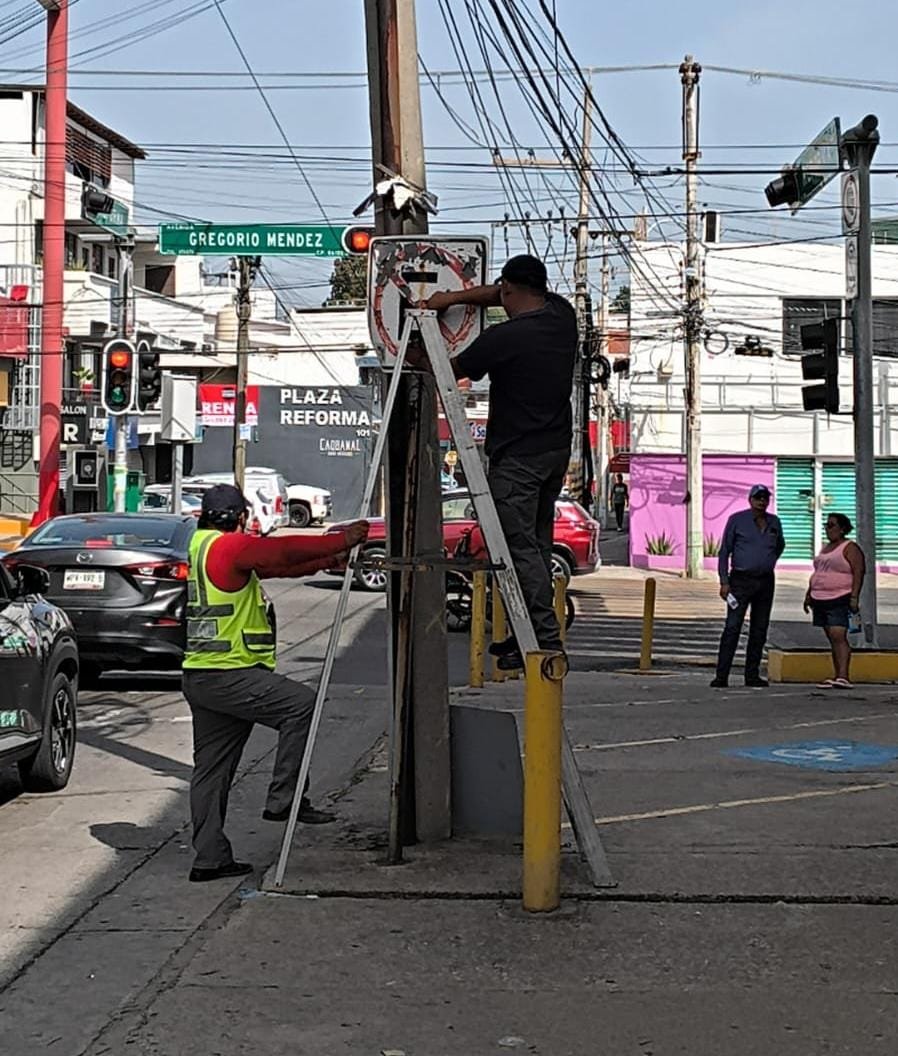 SSPCTabasco's tweet photo. Personal de Ingeniería de Tránsito, Educación y Seguridad Vial, perteneciente a la #PECTabasco realizó trabajos de mantenimiento y sustitución de señalamientos en la calle Reforma y Altamira, de la Col. Atasta
https://t.co/nB3o0GQ9Xv https://t.co/qP9lIn57E3