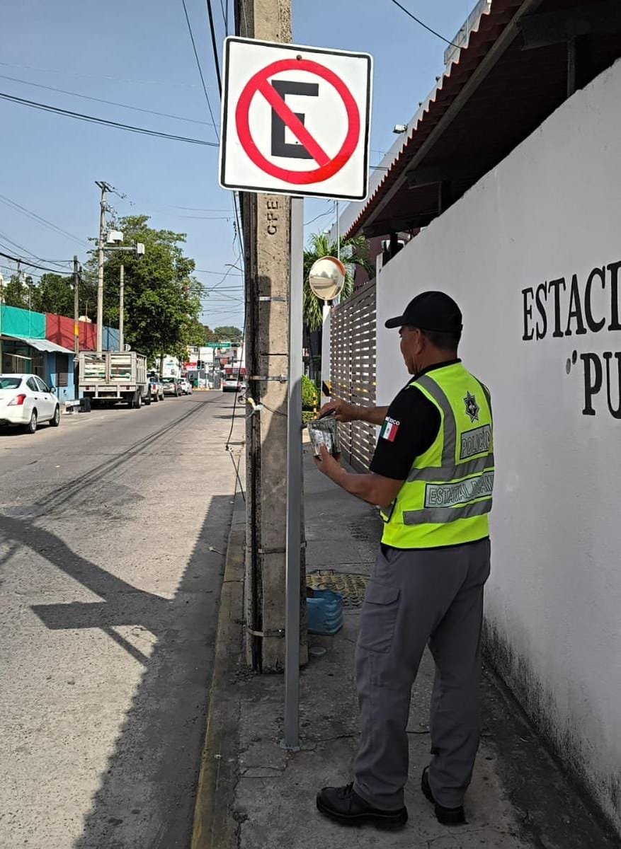 SSPCTabasco's tweet photo. Personal de Ingeniería de Tránsito, Educación y Seguridad Vial, perteneciente a la #PECTabasco realizó trabajos de mantenimiento y sustitución de señalamientos en la calle Reforma y Altamira, de la Col. Atasta
https://t.co/nB3o0GQ9Xv https://t.co/qP9lIn57E3