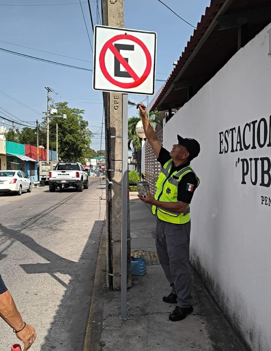 SSPCTabasco's tweet photo. Personal de Ingeniería de Tránsito, Educación y Seguridad Vial, perteneciente a la #PECTabasco realizó trabajos de mantenimiento y sustitución de señalamientos en la calle Reforma y Altamira, de la Col. Atasta
https://t.co/nB3o0GQ9Xv https://t.co/qP9lIn57E3