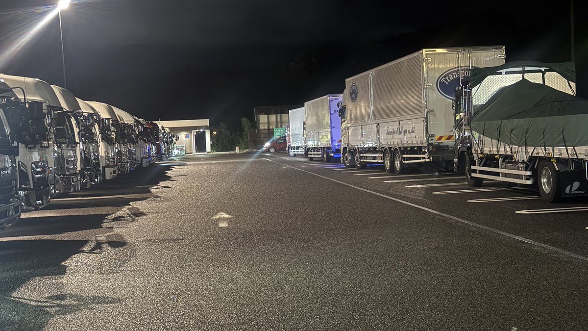 EbisukeCafe's tweet photo. 深夜の高速PA 小型車枠　全てトラックで埋まってた。 https://t.co/QCCp5owBwy