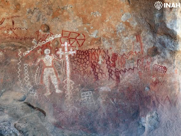 INAHmx's tweet photo. #ÚltimaHORA 🚨 Concluye proyecto de conservación en Cueva de las Monas, en #Chihuahua ‼

• En el sitio hay pinturas rupestres sobrepuestas cuya antigüedad va del año 300 antes de nuestra era al siglo XIX.

🔗https://t.co/V863EVOllG 

📸  Daniel Sánchez, PNCPGR #CNCPC, 2026. https://t.co/JNbyOzESrS
