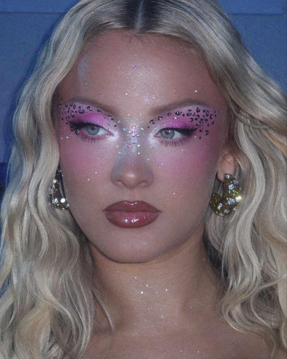 sophiasinotx's tweet photo. makeup by me on zara larsson 🐆💖 https://t.co/C8pX6GXrDx