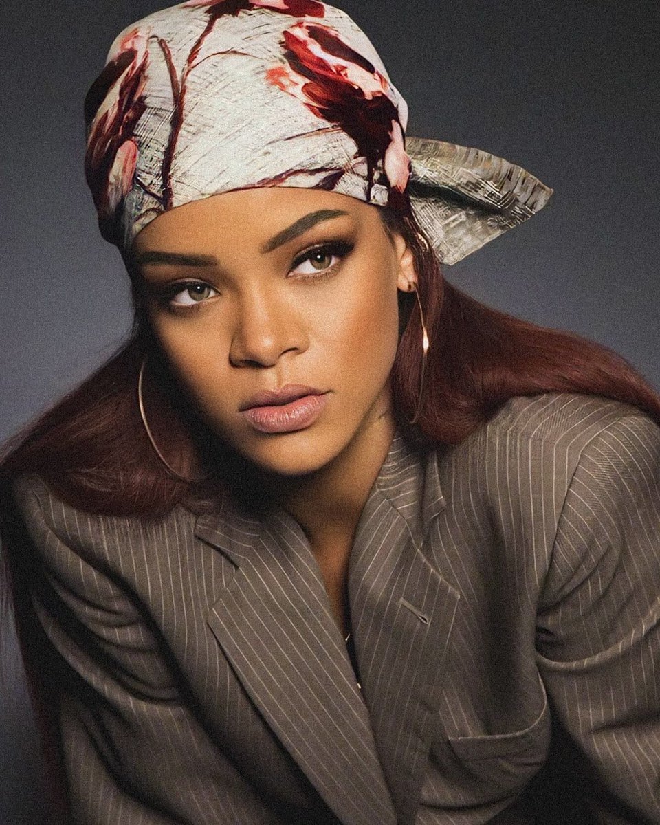 poponze's tweet photo. JAY-Z revelou que Rihanna é sua favorita entre todos os artistas que já apadrinhou:

“Ela nos defende com unhas e dentes, da mesma forma que nós a defendemos. Muito mais do que muitos desses caras! Muitos deles viram as costas para você. Você muda a vida deles e eles esquecem muito rápido.”