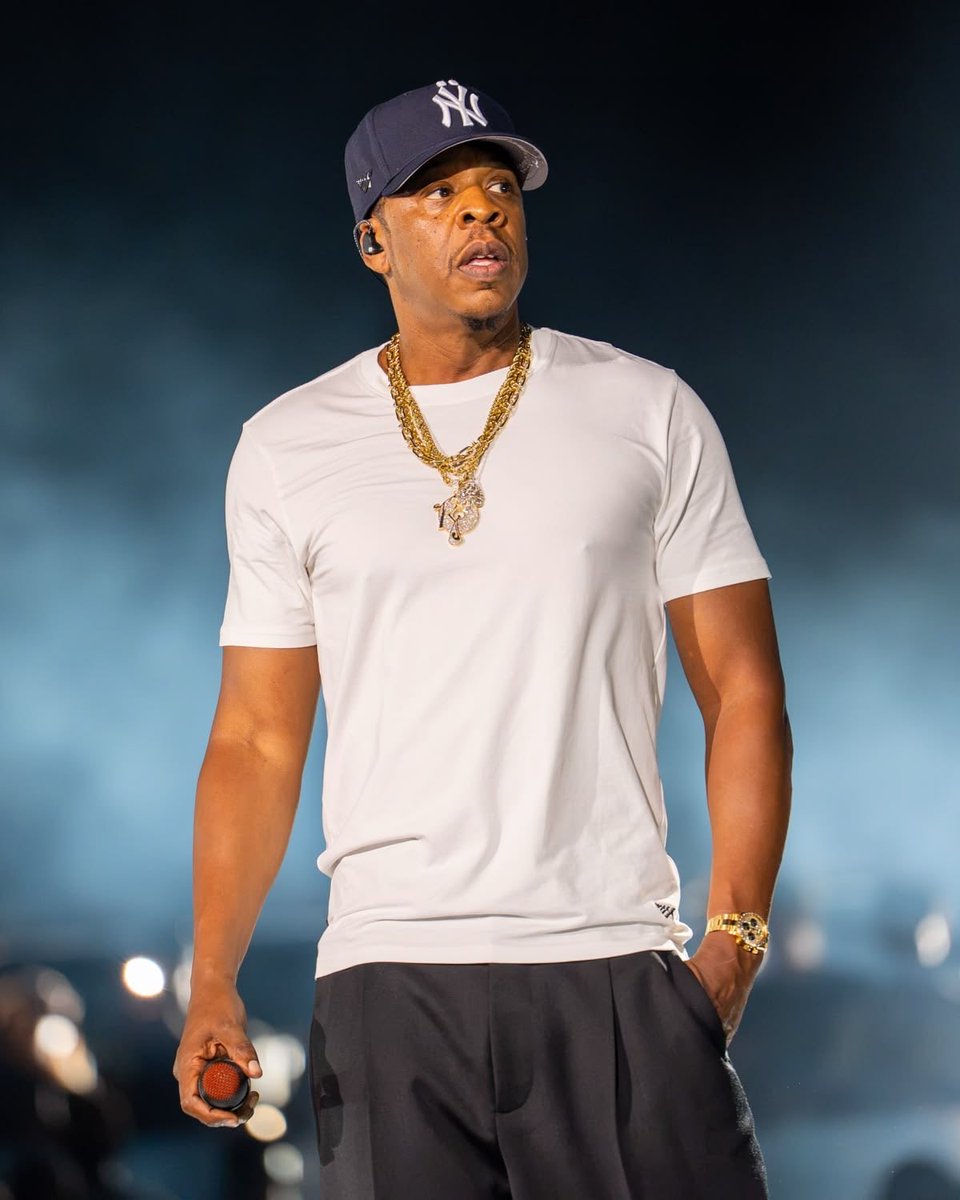 poponze's tweet photo. JAY-Z revelou que Rihanna é sua favorita entre todos os artistas que já apadrinhou:

“Ela nos defende com unhas e dentes, da mesma forma que nós a defendemos. Muito mais do que muitos desses caras! Muitos deles viram as costas para você. Você muda a vida deles e eles esquecem muito rápido.”