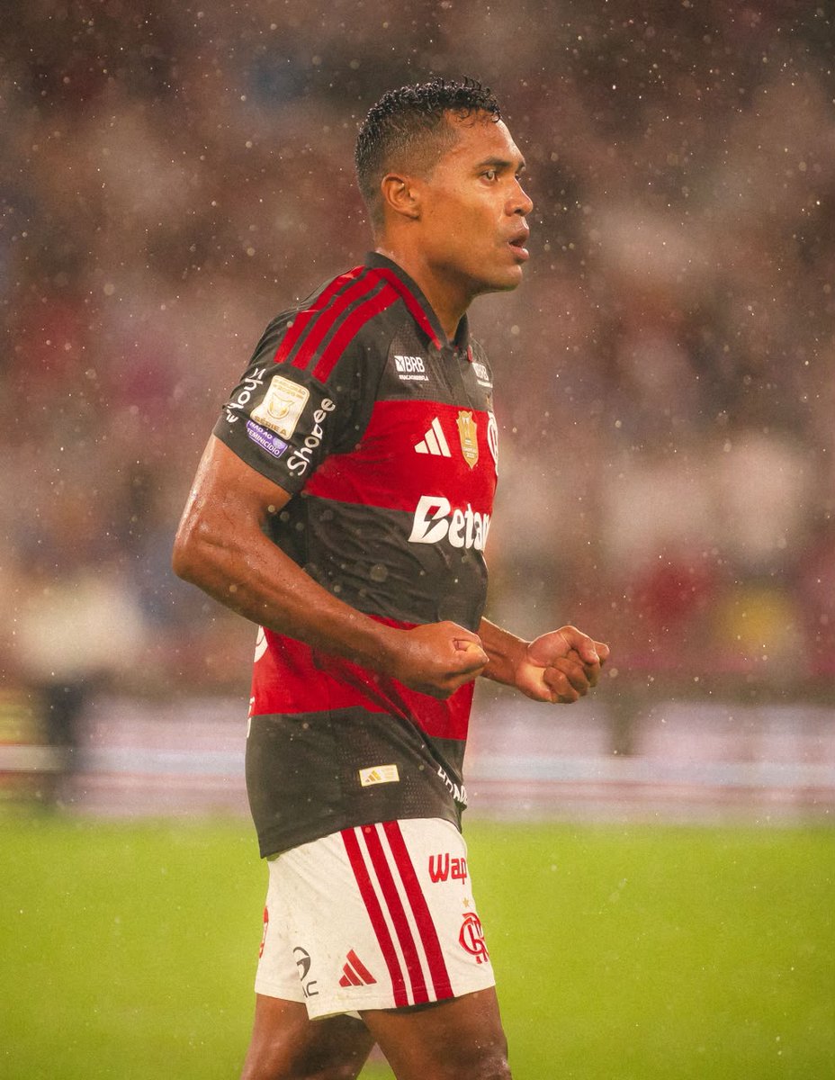 rodrigolima93_'s tweet photo. Alex Sandro voltou a atuar pelo Flamengo contra o Corinthians. Durante o período afastado dos gramados e em meio a 'maratona' de viagens do time, o lateral treinou junto ao sub-17 e 20 do Fla para conseguir alcançar uma boa forma física. @ColunadoFla https://t.co/M3x4Fqgm2Z