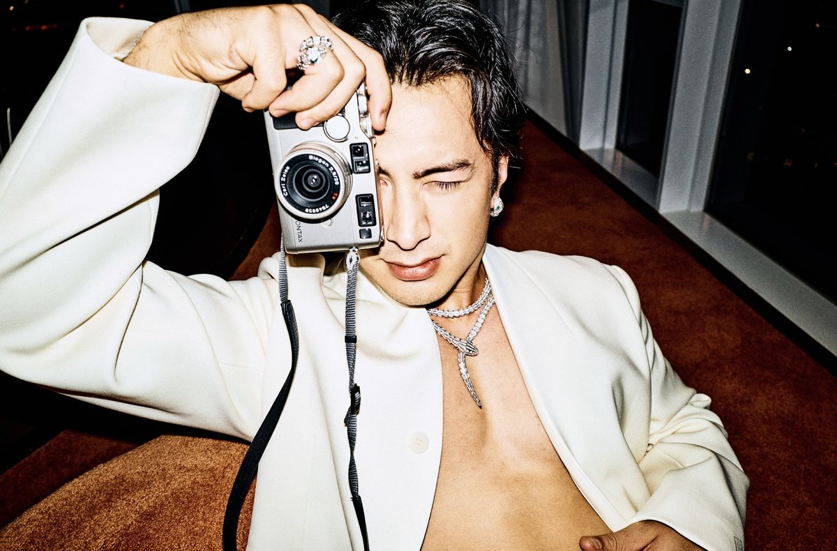 hudsonwupdates's tweet photo. Hudson Williams x Bvlgari 🐍

📸 Myles Hendrik https://t.co/E1shrX2KCE