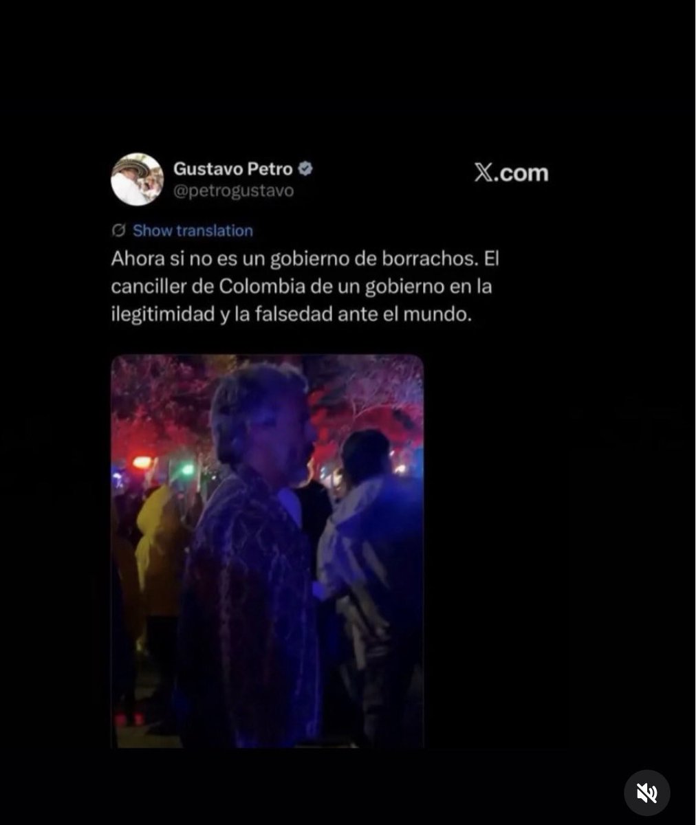 VICTORIABADEL's tweet photo. Juan, con todo respeto, hay un dato importante que está omitiendo.
Quien inicialmente publicó el video de Juan Daniel Oviedo relacionándolo ERRÓNEAMENTE con el Gobierno de Abelardo fue Gustavo Petro.
Petro incluso lo confundió con el CANCILLER de Colombia.
Después BORRÓ el trino, pero la publicación quedó registrada y el episodio ya está documentado por medios.
Y precisamente por eso salí a defender a Oviedo.
Porque Juan Daniel Oviedo NO es funcionario del Gobierno de Abelardo.
Es más: fue fórmula vicepresidencial de Paloma Valencia y durante la campaña tuvo diferencias públicas bastante fuertes con Abelardo.
Así que aquí no estoy defendiendo “a uno de los míos”.
Estoy defendiendo algo mucho más sencillo:
LA VERDAD.
Oviedo estaba en un festival, en su tiempo libre.
Que alguien interprete que había tomado unos tragos no lo convierte automáticamente en alcohólico, drogadicto, inepto ni funcionario de un gobierno al que NO pertenece.
Y si mañana Abelardo publica algo falso sobre alguien de izquierda, aplicaré exactamente la MISMA VARA.
No se combate la polarización cambiando una mentira de derecha por una mentira de izquierda.
Se combate verificando antes de señalar.
HECHOS. CONTEXTO. FUENTES.
Lo demás es camiseta política. 🇨🇴
