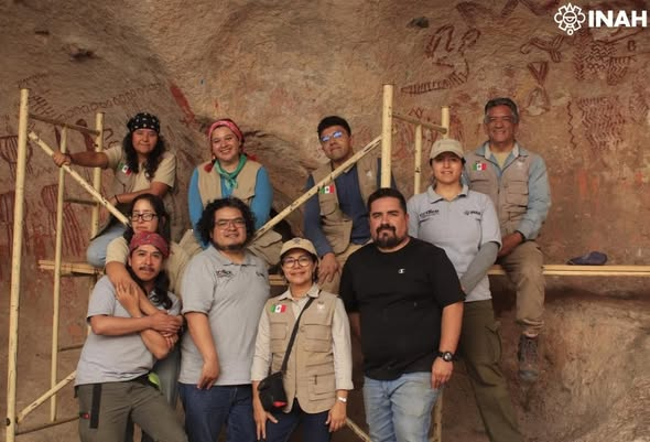 INAHmx's tweet photo. #ÚltimaHORA 🚨 Concluye proyecto de conservación en Cueva de las Monas, en #Chihuahua ‼

• En el sitio hay pinturas rupestres sobrepuestas cuya antigüedad va del año 300 antes de nuestra era al siglo XIX.

🔗https://t.co/V863EVOllG 

📸  Daniel Sánchez, PNCPGR #CNCPC, 2026. https://t.co/JNbyOzESrS