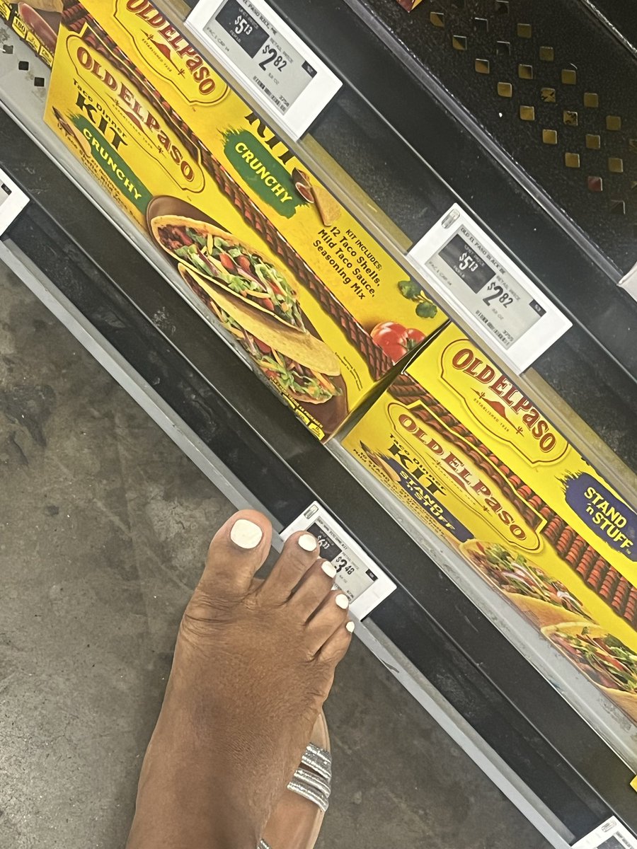 MayaMeals's tweet photo. Grocery shopping and looking at my beautiful feet 😍😍#feetsellers #feetfetısh #feetworshi̇p https://t.co/VGsg2IdNv2