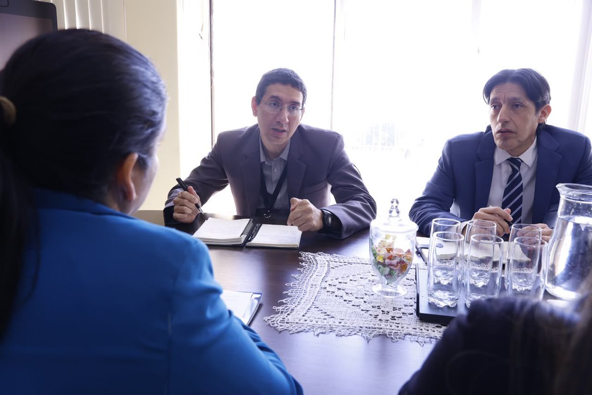 MTESS_PY's tweet photo. #MTESS y @dnitpy fortalecen el intercambio técnico interinstitucional

El director del Registro Obrero Patronal (REOP), Héctor Legal, y el asesor jurídico, Danilo Sanabria, participaron en representación del Ministerio de Trabajo, de una reunión técnica con representantes de la Dirección Nacional de Ingresos Tributarios @DNITpy.

Durante el encuentro se intercambiaron experiencias y criterios sobre procedimientos administrativos, mecanismos de gestión y buenas prácticas institucionales, con el objetivo de identificar herramientas que contribuyan al fortalecimiento y mejora de los procesos internos del MTESS.

La articulación entre instituciones permite avanzar hacia una gestión pública más eficiente, ordenada y transparente.