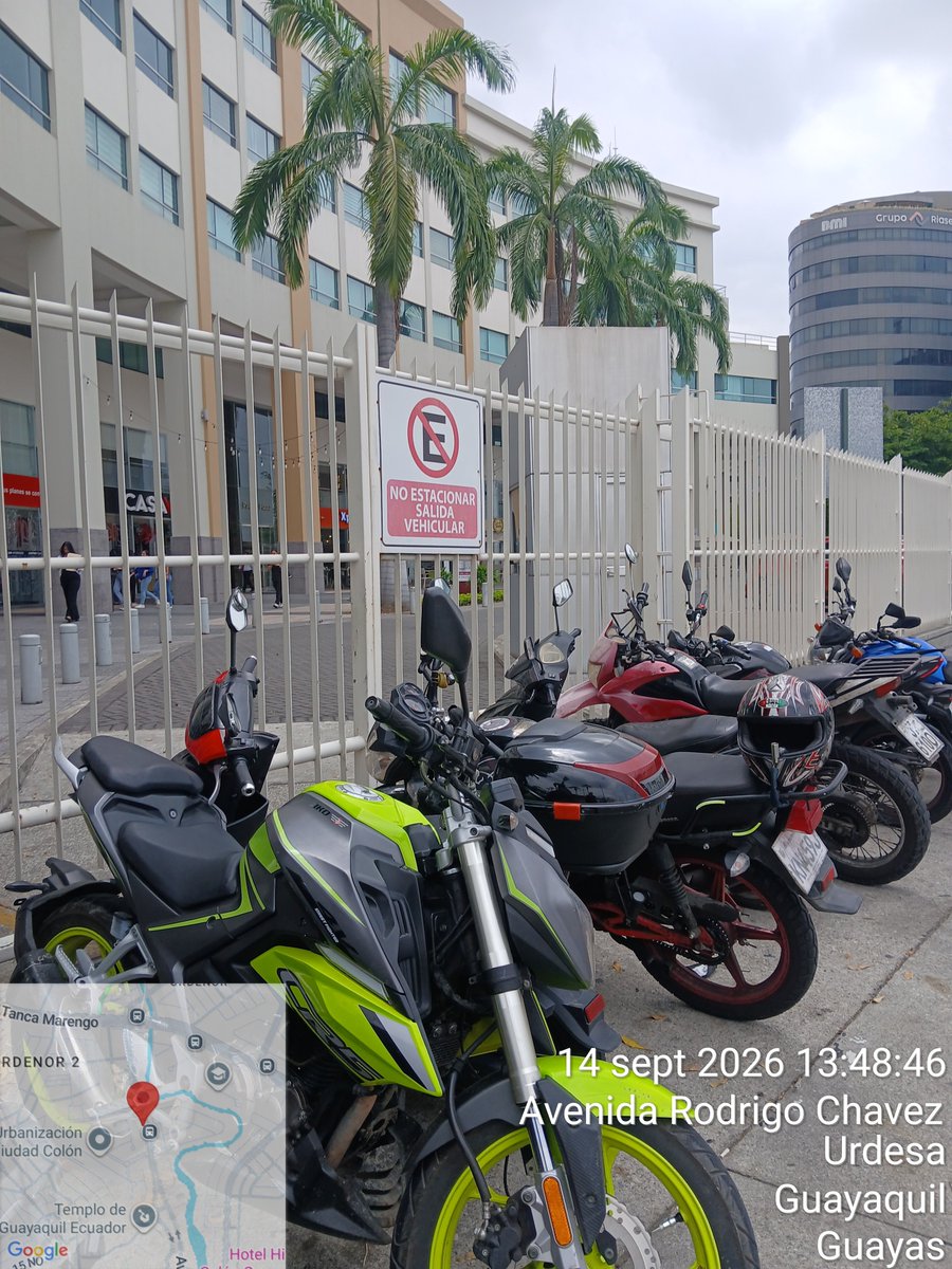Hades13o's tweet photo. Todos los días en el parque empresarial colon las motos se toman la acera obligado a los peatones a caminar por la calle. Su ayuda @ATM_Transito https://t.co/xtJ5Fip2E4