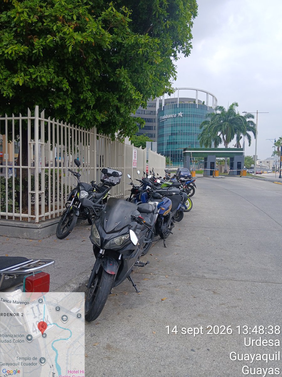 Hades13o's tweet photo. Todos los días en el parque empresarial colon las motos se toman la acera obligado a los peatones a caminar por la calle. Su ayuda @ATM_Transito https://t.co/xtJ5Fip2E4