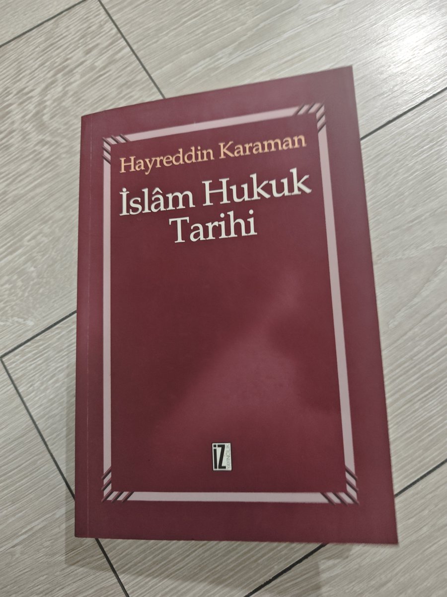 habbazzade's tweet photo. hayreddin karaman'ın uzun yıllar boyunca tek kaynak olarak kabul edilen islam hukuk tarihi kitabı. görsellere ve başlıkların altındaki parantezlere bir baksanıza.

selçuklular devri, fıkhın duraklama çağıymış. hani şu cüveynileri, gazalileri, nizamiye medreselerini çıkaran çağ. duraklama çağı bu, durmuş fıkıh, donmuş.

moğol istilasından mecelle'ye kadar da fıkhın gerileme çağıymış. gerileme çağı kısmındaki alimler listesine bir baksanıza. sadruşşerialar, isneviler, ayniler, ibnul hümamlar, molla fenariler, ebu suudlar. fıkıh geriledi bu dönemde. baya geriledi yani, perişan halde fıkıh, öyle böyle değil.

şimdi en komik kısma geliyoruz. mecelle'den zamanımıza kadar olan dönem ne olarak isimlendirilmiş bakın paranteze. uyanış çağı. yani o gerileme çağından sonra cumhuriyetle beraber uyanışa geçmişiz maşallah. toprağı sıksan müctehid fışkırıyor, ulema kaynıyor memleket çok fenayız, harikayız, muhteşemiz, şıkır şıkırız.

işye bu oryantalistçi, modernist bakış açısı akademi dünyasını yıllarca hegemonyası altında tuttu. bizim ulemamızla, geleneğimizle olan bağımızı böyle tahkir ederek kopardılar. hamdolsun bu çark geriye dönüyor, daha da iyi olacak inşallah. bu ülkenin gençleri ulemasını tanıyacak, sahte kahramanların peşinden gitmeyecek.
