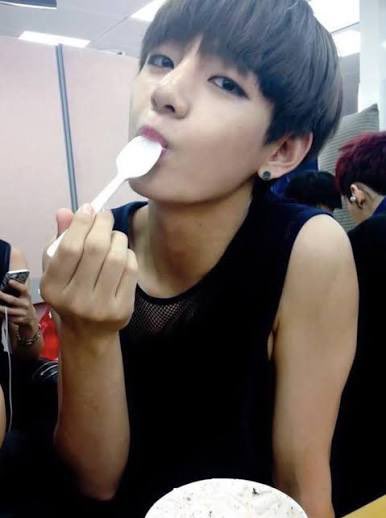 ineeduchimm's tweet photo. kept on spacing out in physics td thinking about this damn picture https://t.co/dY3H71MmWD