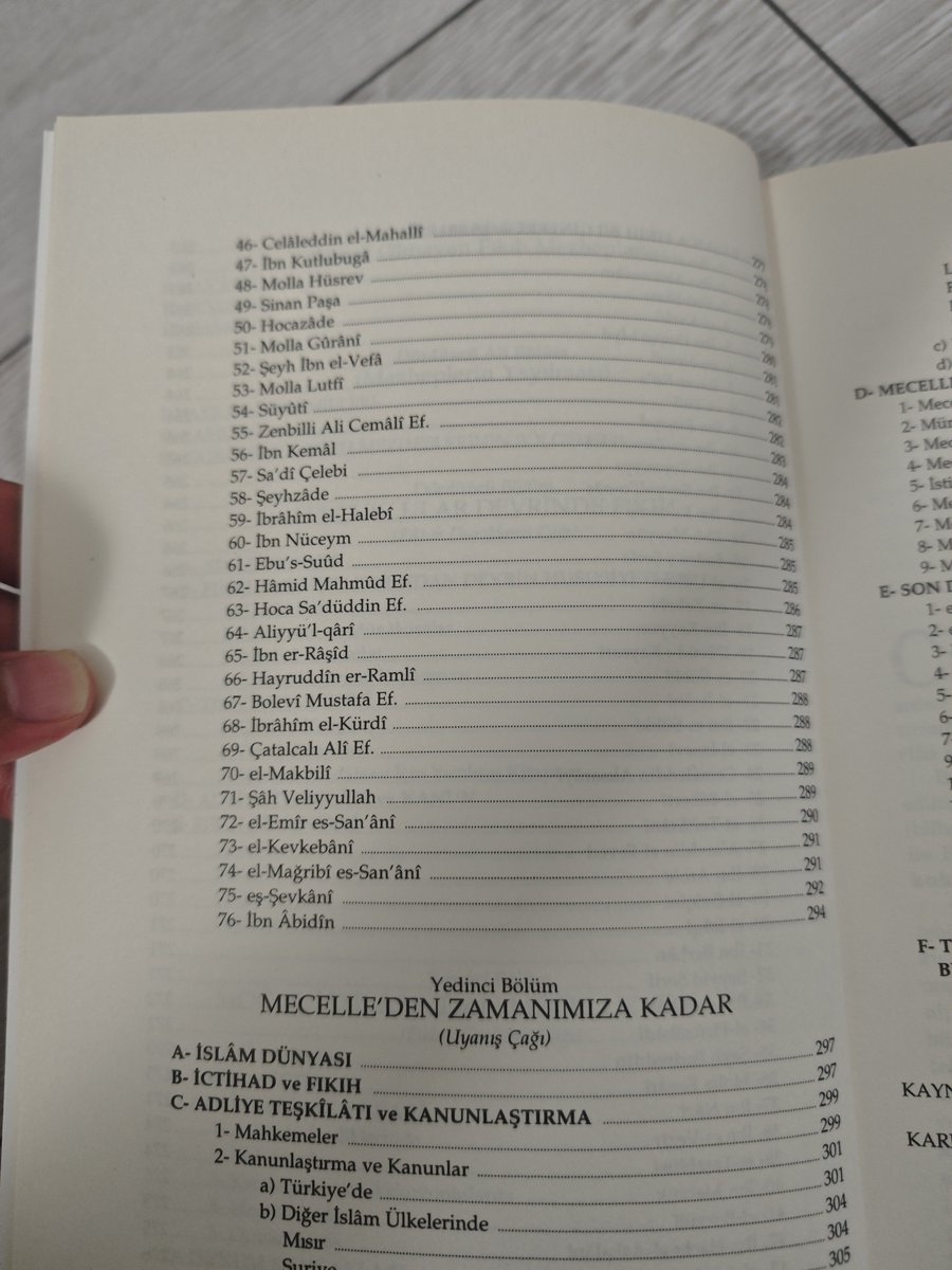 habbazzade's tweet photo. hayreddin karaman'ın uzun yıllar boyunca tek kaynak olarak kabul edilen islam hukuk tarihi kitabı. görsellere ve başlıkların altındaki parantezlere bir baksanıza.

selçuklular devri, fıkhın duraklama çağıymış. hani şu cüveynileri, gazalileri, nizamiye medreselerini çıkaran çağ. duraklama çağı bu, durmuş fıkıh, donmuş.

moğol istilasından mecelle'ye kadar da fıkhın gerileme çağıymış. gerileme çağı kısmındaki alimler listesine bir baksanıza. sadruşşerialar, isneviler, ayniler, ibnul hümamlar, molla fenariler, ebu suudlar. fıkıh geriledi bu dönemde. baya geriledi yani, perişan halde fıkıh, öyle böyle değil.

şimdi en komik kısma geliyoruz. mecelle'den zamanımıza kadar olan dönem ne olarak isimlendirilmiş bakın paranteze. uyanış çağı. yani o gerileme çağından sonra cumhuriyetle beraber uyanışa geçmişiz maşallah. toprağı sıksan müctehid fışkırıyor, ulema kaynıyor memleket çok fenayız, harikayız, muhteşemiz, şıkır şıkırız.

işye bu oryantalistçi, modernist bakış açısı akademi dünyasını yıllarca hegemonyası altında tuttu. bizim ulemamızla, geleneğimizle olan bağımızı böyle tahkir ederek kopardılar. hamdolsun bu çark geriye dönüyor, daha da iyi olacak inşallah. bu ülkenin gençleri ulemasını tanıyacak, sahte kahramanların peşinden gitmeyecek.