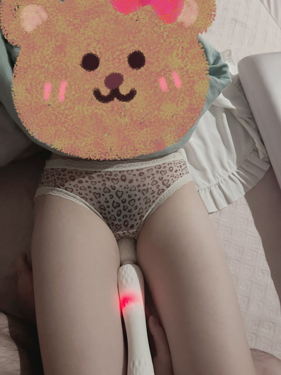renqiderichang's tweet photo. 刚战斗结束，分享下娇妻的腰臀比，完全原比例无p图，后入的时候两只手抓着小蛮腰像使用倒膜一样输出。
本来娇妻睡着了，直接拿着震动棒给她震醒了，内裤都湿了，直接一顿操作，有没有要这条豹纹斑点的？ https://t.co/SFbBAgE0jV
