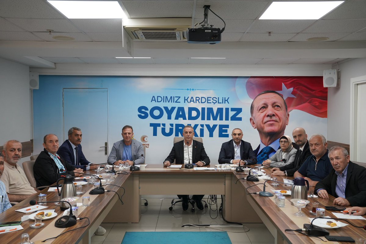 AkUmraniye's tweet photo. İlçe Başkanımız @cetinkaya_salim İlçe Başkan Yardımcılarımız, Meclis Üyelerimiz, İlçe Yönetim Kurulu Üyelerimiz ve Mahalle Başkanlarımız ile birlikte mahallelerimizdeki çalışmalarımızı ve önceliklerimizi, teşkilatımızın her kademesiyle birlikte istişare ettiler.

Ümraniye’miz için hedeflerimizi büyütüyor, sahadaki gücümüzü ortak akılla daha da pekiştiriyoruz.

Teşkilatımızın her kademesiyle omuz omuza, aynı hedef ve heyecanla çalışmaya devam ediyoruz.

📍 AK Parti Ümraniye İlçe Başkanlığı

@abdullahozdemir