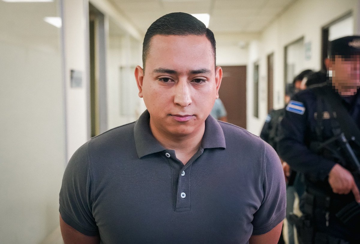 FGR_SV's tweet photo. #Detención | Exfiscal auxiliar acusado de cohecho activo e infidelidad en la custodia de registros o documentos públicos permanecerá detenido.

La @FGR_SV presentó  prueba suficiente para que José Adrián Solórzano permanezca detenido, mientras continúa el proceso penal en su contra.

El exfiscal es acusado de ofrecer dádivas a cambio de obtener información sobre un proceso judicial en curso y conseguir una resolución favorable.