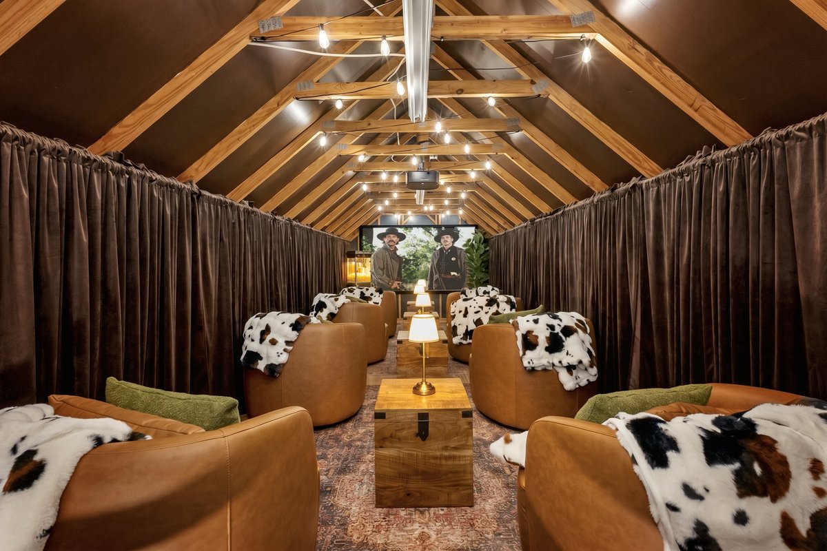 funkitco's tweet photo. Movie theater, but make it barn chic 🐄

Landscape design and exterior design set an Airbnb's first impression before interior design does.

#airbnbdesign #vacationhome https://t.co/iz0V0gaNcv