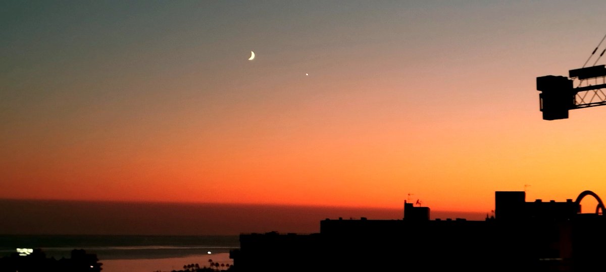 El_ettra's tweet photo. Dusk to starlight. 🌅🌙✨
#sunset #moon #star https://t.co/0fiDWe69Qv