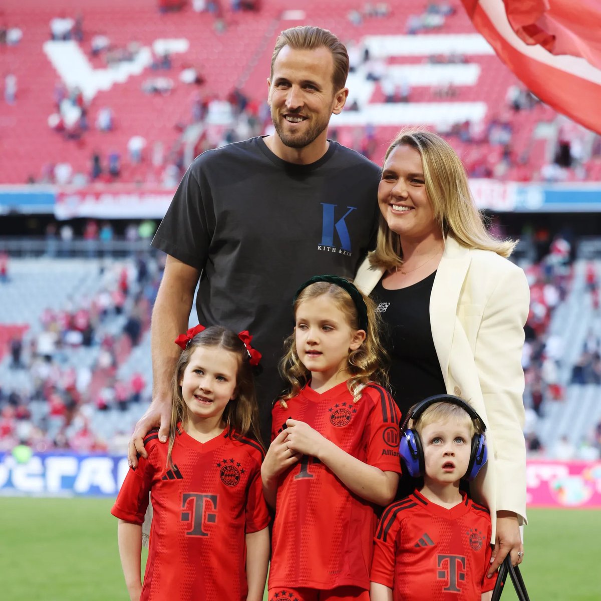 TouchlineX's tweet photo. 🚨💣 𝐄𝐗𝐂𝐋𝐔𝐒𝐈𝐕𝐄: Harry Kane is NOT planning to publicly campaign or promote himself to win the 2026 Ballon d’Or, despite finishing the season with more goals and assists than any other contender.

Those around Harry Kane say this reflects the way he has approached his entire career: putting the TEAM before individual recognition and allowing his performances on the pitch to speak for themselves.

Kane is extremely proud to be in contention for the biggest individual award in football, but has no intention of changing his humble approach or making a public case for why he deserves to win.

His focus remains on Bayern Munich and helping the team win trophies, not convincing people to vote for him.