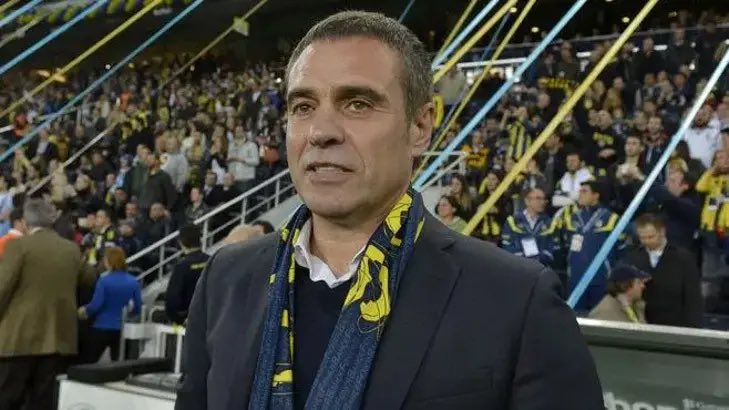 isiranforvet's tweet photo. Son şampiyon apoletiyle Fenerbahçe tarihinin en zor günlerinde göreve gelip kümeden çıkaran, ertesi sezon her türlü rezilliğe rağmen mücadelesini verip olmayınca şerefiyle istifa eden, gittikten sonra da tek kelime etmeyen adamın adını ağzınıza alırken üç kere düşünürsünüz artık. https://t.co/ZqQySAnic0