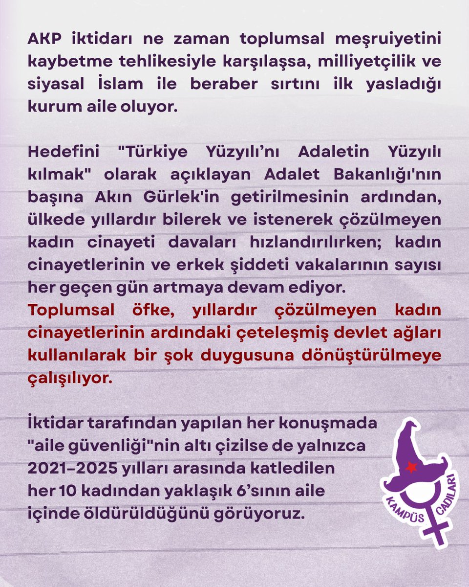 cadi_kmps's tweet photo. Ailenize inat, peşindeyiz özgürlüğümüzün! 

🟪 "İktidar neden şimdi aile politikalarına bu kadar ehemmiyet veriyor?" diye sorduğumuzda; aslında devlet nezdinde aileye verilen önemin hiçbir zaman azalmadığını, aile politikalarındaki zor kullanımı ile rıza üretimi düzeylerinin bir süreklilik içinde biçim değiştirdiğini belirtmek gerekir. AKP iktidarı ne zaman toplumsal meşruiyetini kaybetme tehlikesiyle karşılaşsa, milliyetçilik ve siyasal İslam ile beraber sırtını ilk yasladığı kurum aile oluyor.

🟪 İktidar tarafından yapılan her konuşmada "aile güvenliği"nin altı çizilse de yalnızca 2021–2025 yılları arasında katledilen her 10 kadından yaklaşık 6’sının aile içinde öldürüldüğünü görüyoruz.

🟪Ne ailede ne sokakta, ne kampüste ne de iş yerlerinde karşınızda itaatkâr kadınlar ve LGBTİ+lar bulamayacaksınız. Heteroseksizmin ve patriyarkal kodların yeniden üretildiği ailelerin; hayatlarımızın sömürüldüğü ve hizaya çekilmeye çalışıldığımız alanlar haline gelmesine izin vermeyeceğiz!